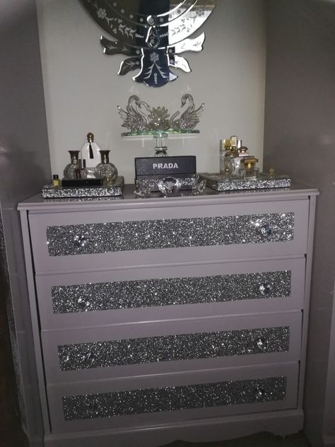 Grey Glitter Wall Paint Bedroom, Glitter Furniture Diy, Glitter Paint Bedroom, Glitter Room Decor, Bling Bedroom, Glitter Bedroom, Glitter Furniture, Whimsical Crafts, Glitter Paint For Walls