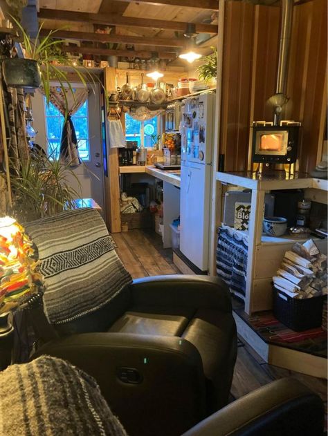 Tiny Home Layout Cabin, Cozy Tiny Cabin, Tiny Cabins Interiors Rustic, Boho Tiny House Interiors, Tiny Cozy House, Cozy Tiny House Interior, Small Cabin Interiors Cozy, Best Tiny House Layout, Tiny Home Aesthetic