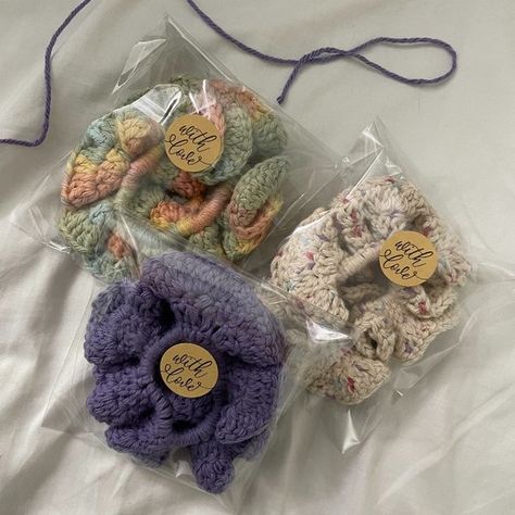 Handmade Crochet Scrunchies Crochet Business Packaging, Packaging Crochet Products, Crochet Packaging Ideas, Craft Sale Display Ideas, Scrunchie Packaging, Crochet Small Business, Crochet Display, Crochet Packaging, Small Business Plan Ideas