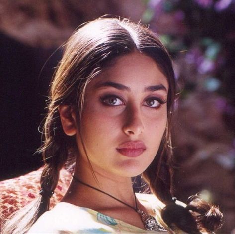 Kareena Kapoor
Bollwood Actress 90s Room Decor, 90s Room, Rooms Inspiration, 90s Bollywood Actress, 90s Bollywood Fashion, Bollywood Makeup, Vintage Bollywood Aesthetic, 90s Bollywood Aesthetic, Bedroom Ideas Aesthetic