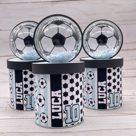 Soccer Craft Ideas, Boys Soccer Birthday Party, Soccer Birthday Party Ideas, Soccer Team Mom, Football Favors, Batman Themed Birthday Party, Soccer Party Decorations, Soccer Crafts, Soccer Party Favors