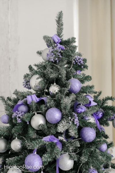 Purple and Mauve Christmas Decorations on a green Christmas tree Light Purple Christmas Aesthetic, Lavender Christmas Decor, Purple And Green Christmas Tree, Purple And Silver Christmas Tree Ideas, Christmas Tree Ideas Purple, Purple And White Christmas Tree, Christmas Tree Decorations Purple, Purple Xmas Tree, Lilac Christmas Tree