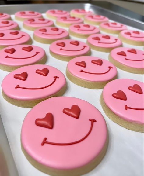 Love Heart Cookies, February Cookies, Cupid Cookies, Heart Sugar Cookies Decorated, Girly Decorated Cookies, Heart Sugar Cookies, Heart Birthday Cookies Decorated, Round Valentine Cookies Decorated, Circle Sugar Cookie Designs Valentines Day