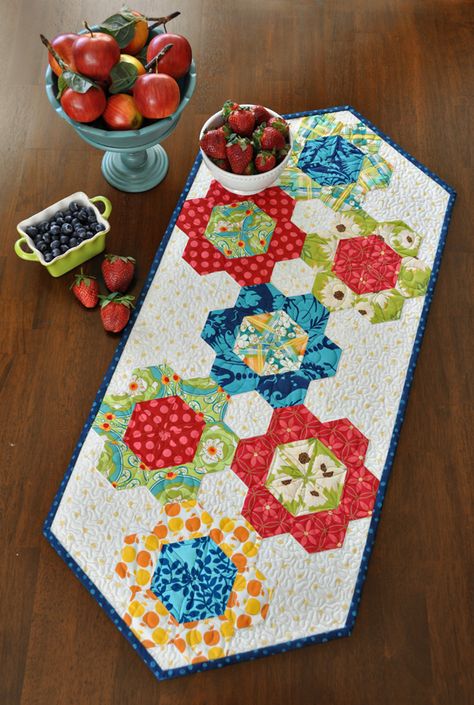 Hexi Table Runner, Epp Table Runner, English Paper Piecing Table Runner, Hexagon Ideas, Table Runner Patterns, Hexie Quilts Patterns, Hexagon Quilt Pattern, Table Topper Patterns, Hexagon Patchwork