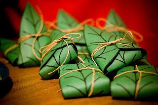 The Geeky Chef: Elven Lembas Bread. Holy man I LOVE this website! Tons of recipes from "geeky" sources! Harry Potter, Doctor Who, LOTR, and more!!! Lembas Bread, Hobbit Party, Geek Food, E Mc2, Theme Halloween, Party Rings, Middle Earth, Drink Recipes, Om Nom