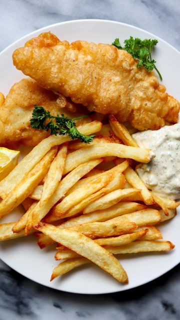 English Fish And Chips, Midnight Munchies, English Classic, Mushy Peas, Sustainable Seafood, Beach Meals, Pub Food, White Fish, Coastal Town