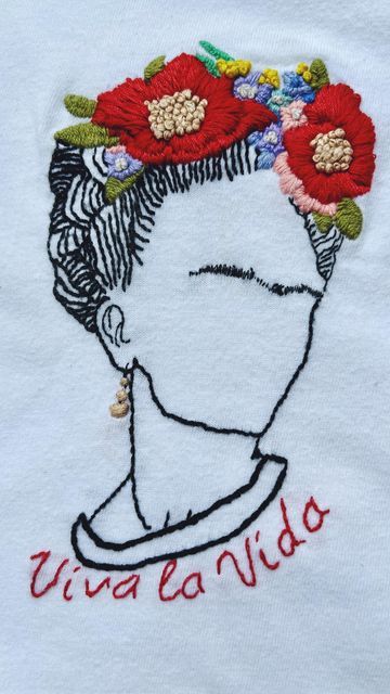 𝒩’𝓎𝒿ℯ ℯ𝓂𝒷𝓇ℴ𝒾𝒹ℯ𝓇𝓎 by Adila Prendi on Instagram: "🎨🌺 Embroidering the iconic Frida Kahlo onto this t-shirt is a tribute to her vibrant spirit and unwavering self-expression. Each stitch captures the boldness, strength, and beauty of an artist who continues to inspire. Wear a piece of art and let Frida’s artistry resonate with you. 🌟💃 Frida Kahlo was a renowned Mexican artist known for her distinctive and highly personal style of painting. Kahlo’s interest in art began during her reco Frida Kahlo Inspired Art, Frida Embroidery, Frida Kahlo Embroidery, Frida Kahlo Flowers, Mexican Attire, Freida Kahlo, Bus Accident, Frida Kahlo Paintings, Kahlo Paintings