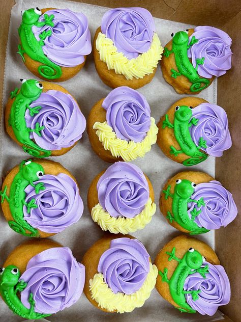 Rapunzel Cupcakes Ideas, Rapunzel Cookies, Cupcake Themes, Tangled Quince, Tangled Cupcakes, Rapunzel Cupcakes, Rapunzel Pascal, Bolo Rapunzel, Rapunzel Birthday