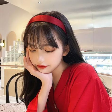 #Koreangirl #Korean #KoreanFashion #KoreanStyle #Korea #Kgirl #Kmodel #Ulzzang #Ulzzanggirl #UlzzangStyle #Ulzzangfashion #Koreanvibes #Kvibes Red Headband, Prom Dress Inspiration, Korean Hairstyle, Girl Icons, Headband Hairstyles, Hair Accessories Headbands, Ulzzang Girl, Pretty Hairstyles, Influencer