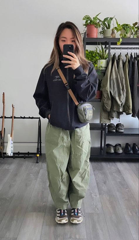 🧥: Arc’teryx 👖: Needles.jp 👟: Salomon 🎒: Arc’teryx Sportwear Outfit, Minimal Shirt Design, Manish Fashion, Winter Pants Outfit, Melbourne Fashion, Winter Outfits Men, Swag Style, Streetwear Men Outfits, Hiking Outfit