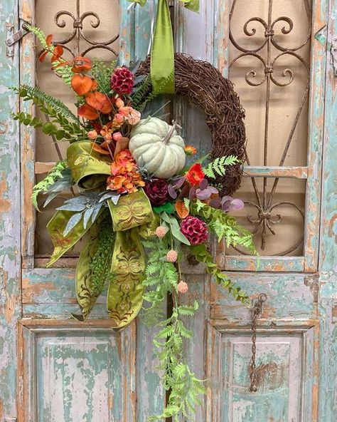 Rustic Fall Mantel Decor, Babam Wreaths, Fall Door Wreaths, Garden Lighting Ideas, Winter Containers, Elegant Fall Wreaths, Sweet September, Fall Decor Wreaths, Fall Pumpkin Crafts