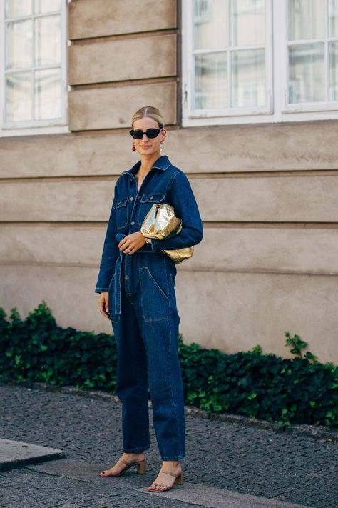 Denim Jumpsuit Street Style, Looks Total Jeans, Denim Street Style, Looks Jeans, Denim Jumpsuits, Look Jean, Street Style Spring, Scandinavian Fashion, Copenhagen Fashion