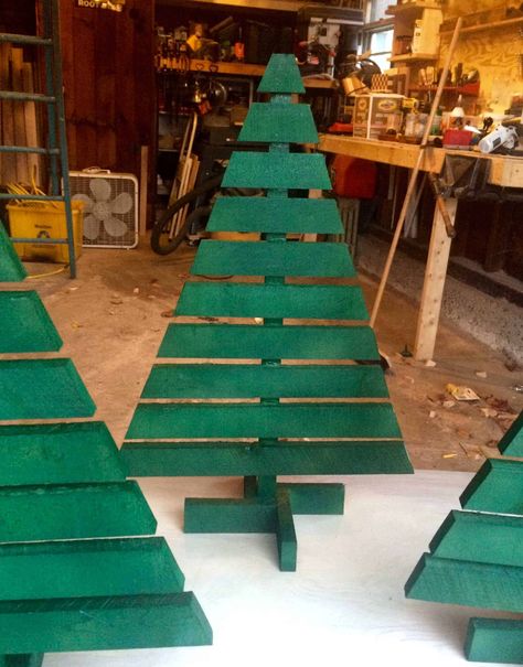 Made these to give to my friends.  #PalletChristmasTree #PalletHomeAccessories Jul Diy, Pallet Christmas Tree, Pallet Christmas, Maple Trees, Wooden Christmas Tree, Pry Bar, Christmas Crafting, Wood Christmas Tree, Christmas Parade