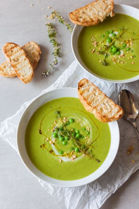 An easy radiant green Vegan Pea Soup that uses only 5 ingredients and 15 minutes to make a delicious meal! | Vibrant Plate Vegan Pea Soup, Sopas Light, Spring Soups, Leek Recipes, Green Soup, Leek Soup, Vegan Soup Recipes, Pea Soup, Vegan Soup