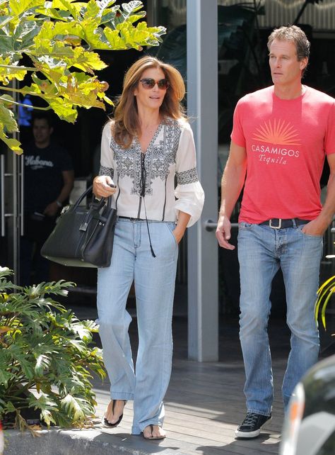 She Wore an Embroidered White Blouse With Lightwash Jeans Lightwash Jean Outfits, Lightwash Jean, Light Wash Jeans Outfit, Flowing Blouse, Cindy Crawford, Weekend Outfit, Fitted Trousers, Fashion Over 50, Beautiful Couple