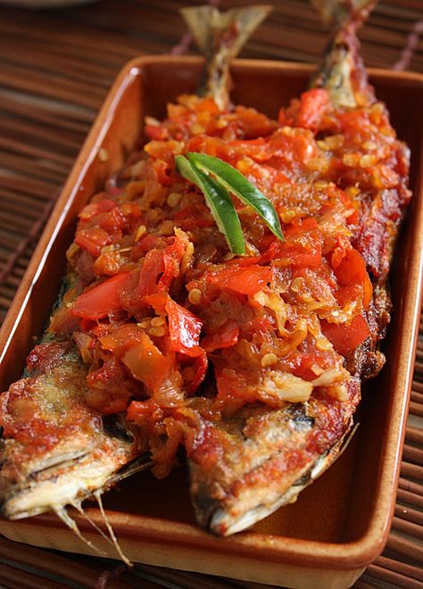 Drowned in oil and fiery. The whole fireworks. This is a dish originating from Padang in Indonesia.  It's hard to tear one's self away from... Whole Fish Recipes, Nyonya Food, Fish And Vegetables, Malay Food, Malaysian Food, Padang, Indonesian Food, Asian Cooking, African Food