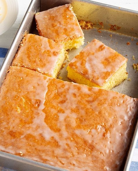 Lemon Glaze Cake, Easy Easter Desserts, Glaze For Cake, Light Cakes, Lemon Cake Recipe, Lemon Pudding, Warm Cake, Lemon Glaze, Pound Cake Recipes