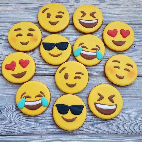 Emoji Cakes, Emoji Cookies, Emoji Cookie, Emoji Cake, Cookie Bites, Christmas Biscuits, Sugar Cookie Royal Icing, Sugar Cookie Icing, Salty Cake