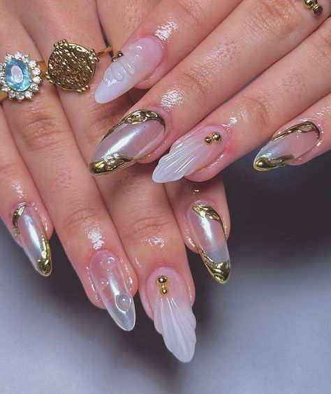 Free Beginners Guide to Summer Nail Projects Seashell Acrylic Nails, Nails For Spain Vacation, Pearl And Gold Nails, Leo Season Nails, French Tip Gel X Nails, Caribbean Nails Designs, Nail Art With Charms, Seashell Nail Art, Shell Nail Art