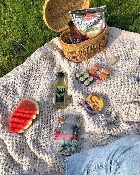 Picnic Basket Aesthetic, Iced Tea Aesthetic, Aesthetic Picnic Date, Summer Picnic Aesthetic, Watermelon Aesthetic, Basket Aesthetic, Aesthetic Sushi, Date Inspo, Sushi Aesthetic