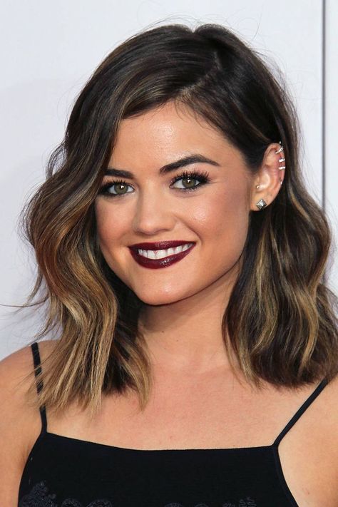 Earrings for Short Hairs - For all the ladies out there who have short hair and don't know how to style and choose their earrings, you must read this post. Wavy Haircut, Short Earrings, Hair Earrings, Hairstyles Wavy, Stunning Hairstyles, Ombré Hair, Short Hair Balayage, Ombre Hair Color, Side Part