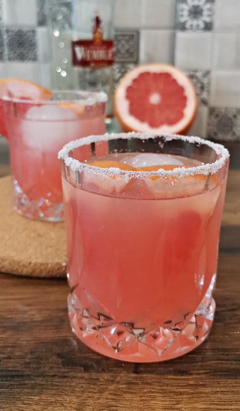 The Salty Dog Cocktail Recipe - Foodiosity Salty Dog Drink, Salty Dog Cocktail Recipe, Christmas Sangria, Most Popular Cocktails, Salty Dog, Long Drink, Summertime Drinks, Grapefruit Juice, Cocktail Recipes Easy