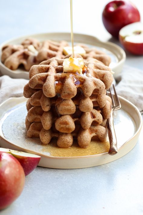 apple cider doughnut waffles High Protein Waffles, Zucchini Protein, Zucchini Waffles, Peanut Butter Waffles, High Protein Pancakes, Waffle Iron Recipes, Protein Waffles, Breakfast Waffles, Breakfast Toast