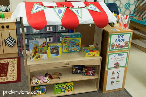 Toy Shop Dramatic Play Center and Gift Wrapping Station for Preschoolers and Kindergartners!  Fun idea for Dramatic Play in December! Aistear Ideas, Christmas Theme Activities, Toy Shop Display, Seeds Art, Toys Topic, Centers Preschool, Using Oil Pastels, Dramatic Play Themes, Dramatic Play Center