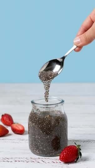 10 health benefits of soaked chia seeds Soak Chia Seeds, Snacks Für Party, Regulate Blood Sugar, Fiber Rich, High Fiber, Brain Health, Chia Seeds, Food Cravings, Fatty Acids