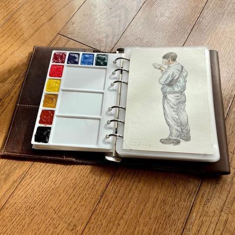 スタットラー on Instagram: "I took the cards-in-ring-binder idea to the next level. Watercolor postcards! Now I can have the convenience and speed of a ring binder without punching holes in the postcards. Since this binder has a Traveler’s Notebook feel, I enhanced that with rubber stamps on the back of each card. #ringbinder #sketchkit #postcardsketch #subwaysketch #waterbrush #電車スケッチ #ハガキスケッチ #ハガキ絵" Binder Sketchbook, Travel Watercolor Kit, Learning Watercolor, Draw Botanical, Plein Air Easel, Watercolor Notebook, Watercolor Postcards, Artist Sketching, Leather Pen Case