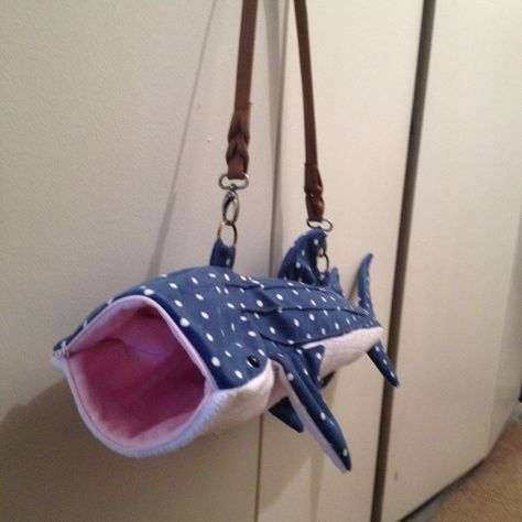 — Some updated pics of the purse in blue, the... Whale Shark Purse, Shark Purse, Shark Things, Fish Purse, Shark Bag, Animal Purse, Textiles Projects, Animal Bag, Cute Shark