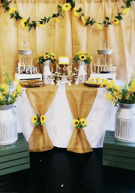 Sunflower Balloon Garland Backdrop, Rustic Sunflower Birthday Party Ideas, Sunflower Candy Table Ideas, Sunflower Sweet 16 Party Ideas, Sunflower Theme Table, Sunflower Bridal Shower Ideas Decoration, Sunflower Backdrop Ideas, Sunflower Dessert Table Ideas, Birthday Sunflower Theme