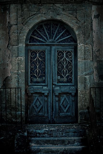 These doors are amazing! European Doors, The Doors Of Perception, Door Entryway, Gorgeous Doors, Arched Doors, Cool Doors, Blue Door, Closed Doors, Door Furniture