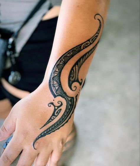 Trible Tattoos For Women Design, Polynesian Forearm Tattoo Women, Ta Moko Women Hand, Hand Tamoko, Maori Hand Tattoos For Women, Polynesian Hand Tattoos For Women, Samoan Hand Tattoo Women, Maori Tattoo Designs Women Arm, Maori Forearm Tattoo