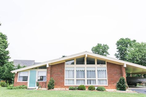 House Tour: An Angular 1960s Virginia House | Apartment Therapy 1960s Ranch House, 1960s Ranch House Exterior, House Exterior Black, 70s House Exterior, Ranch Style Decor, 1960 House, Dream House Modern, 60s House, 1960s House