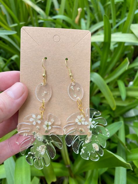 Diy Aesthetic Earrings, Things To Put In Resin, Things To Make With Resin, Resin Earrings Ideas, Resin Earrings Diy, Resin Jewelry Ideas, Resin Aesthetic, Diy Resin Phone Case, Diy Resin Earrings