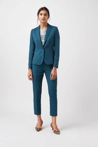 Tailored to perfection – our teal sharkskin single breasted jacket is the frame-flattering, classy style that works oh-so-well in your 9-5 look. Teal Blazer Outfit, Teal Suit, Ladies Trouser Suits, Teal Blazer, Casual Suit Jacket, Suit Jackets For Women, Winter Capsule Wardrobe, Suits Clothing, Green Suit