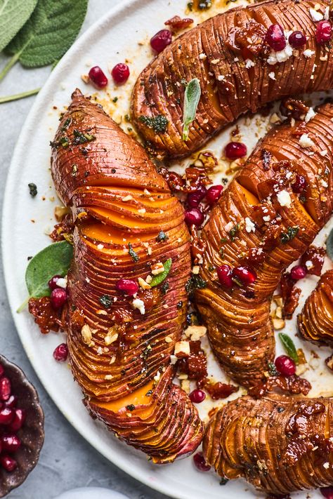 Hassleback Sweet Potatoes, Sweet Potatoes With Bacon, Hasselback Sweet Potatoes, Potatoes With Bacon, Baked Sweet Potatoes, Brown Butter Sauce, Christmas Side, Maple Brown, Hasselback Potatoes