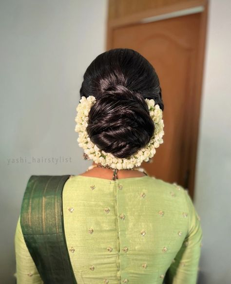 Shadi Hairstyles, Hari Styles, Circus Makeup, Braided Buns, Bridesmaid Poses, Model Blouse, Cutwork Blouse, Boat Neck Blouse Design, Engagement Hairstyles