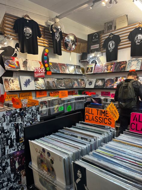 record store in london, vinyl shop, vinyls, vintage Brick Lane Market, Brick Lane Vintage Market, Brick Lane London, Cara Core, London Brick, Vinyl Shop, London Vibes, London Baby, Stock Clearance