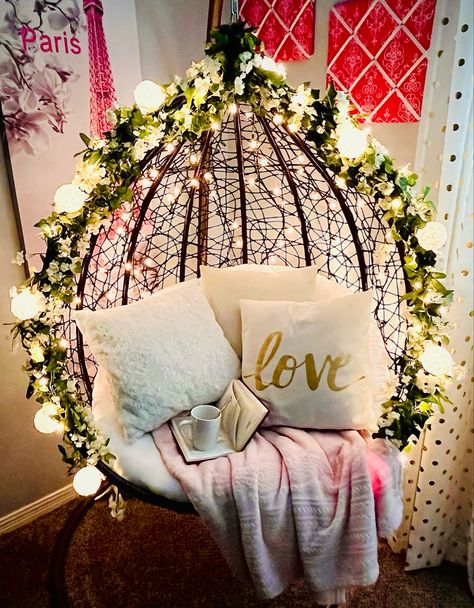 Swinging Chair With Stand, Hanging Chair Egg, Swinging Egg Chair Indoor, Hanging Chair Decor Ideas, Cute Egg Chairs Bedroom, Egg Chair Corner Decor, Hanging Chair Reading Corner, Pink Egg Chair, Hanging Chair In Bedroom With Stand