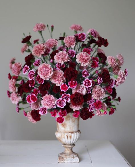 Carnation Wedding Centerpieces, Natural Flower Centerpieces, Valentines Day Floral Arrangements, Floral Arrangements Ideas, Carnation Centerpieces, Wallpaper Valentines Day, Christmas Tree Roses, Carnation Wedding, Wallpaper Valentines