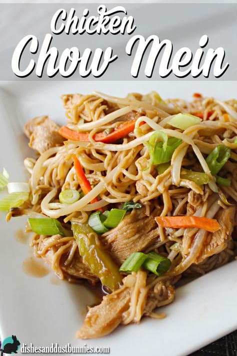 Easy Chicken Chow Mein - Dishes & Dust Bunnies Pad Thai Recipe Easy, Easy Chicken Chow Mein, Chicken Chow Mein Recipe, Avocado Recipes Healthy, Bunny Chow, Homemade Chinese Food, Chinese Chicken Recipes, Chow Mein Recipe, Almond Chicken