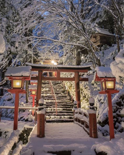 Winter In Kyoto, Japan In Winter Aesthetic, Christmas In Japan Aesthetic, Kyoto In Winter, Japan In The Winter, Kyoto Japan Winter, Japan Christmas Aesthetic, Japanese Winter Aesthetic, Japan Snow Aesthetic