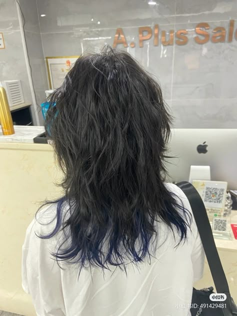 Long Black Wolf Cut, Overgrown Wolfcut, Jellyfish Haircut Wavy Hair, Wolfcut Unstyled, Messy Wolfcut, Long Hair Curly, Shaggy Long Hair, Hair Inspiration Short, Long Wolfcut