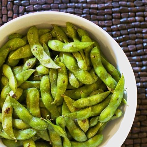 Garlic Edamame Edamame Recipes, Pinch Of Yum, Gluten Free Snacks, Veggie Side Dishes, Free Snacks, Side Recipes, Veggie Sides, Edamame, Veggie Recipes