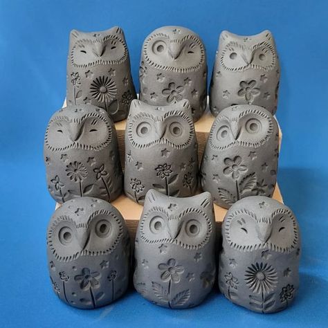 Starla Friend on Instagram: "I made a few owls today and decorated them with a lovely flower garden. 💖 All packages from the weekend sales are packed and ready to ship tomorrow. #owls #owlsofinstagram #instaceramics #ceramicfigurine #workinprogess #clay #ceramicart #ceramicowl #ceramics #dragonstarart" Owl Ceramic Pottery, Ceramic Owl Sculpture, Home Ceramics, Pottery Owl, Owl Pottery, Easy Clay Sculptures, Clay Owl, Owl Sculpture, Kids Clay