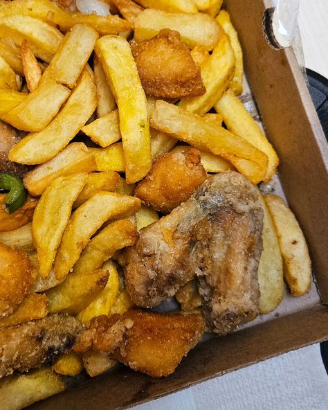 😍🍟 GLUTEN FREE SALT 'N' PEPPER FRIED CHICKEN BOX 🍟😍 A yummy takeaway I ordered yesterday. This is from Wingman & Burger Boy. This box has salt n pepper chicken balls, wings and chips. It's great to have a Chinese food option on deliveroo that has loads of gluten free options and everything is fried separately in a gluten free fryer. Other things that sound interesting are their gf prawn toast, salt n pepper squid 🐙 as well as the curries. I wouldn't put it as high up on my ultimate takeaw... Salt And Pepper Squid, Prawn Toast, Chicken Boxes, Chicken Balls, Salt And Pepper Chicken, Salt N Pepper, Pepper Chicken, Curries, Chinese Food