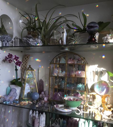 Crystal Room Decor, Crystal Room, Crystal Altar, Crystal Vibes, Crystal Aesthetic, Witchy Decor, Meditation Room, Crystal Decor, Décor Diy