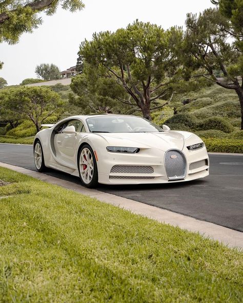 Car Design Ideas, White Bugatti, Bugatti Chiron Super Sport, Tmax Yamaha, Futuristic Cars Design, Fast Sports Cars, High End Cars, Bugatti Cars, Exotic Sports Cars